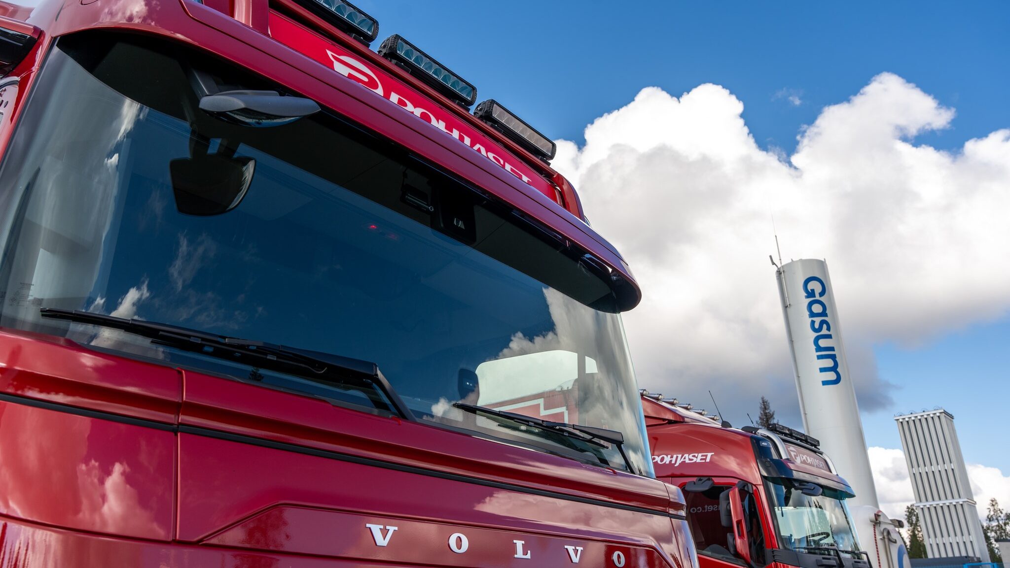 Ennakkoluulot hälvenivät, ja nyt biokaasu vähentää kuljetusliikkeen päästöjä roimasti – ”Ajossa ei huomaa eroa”