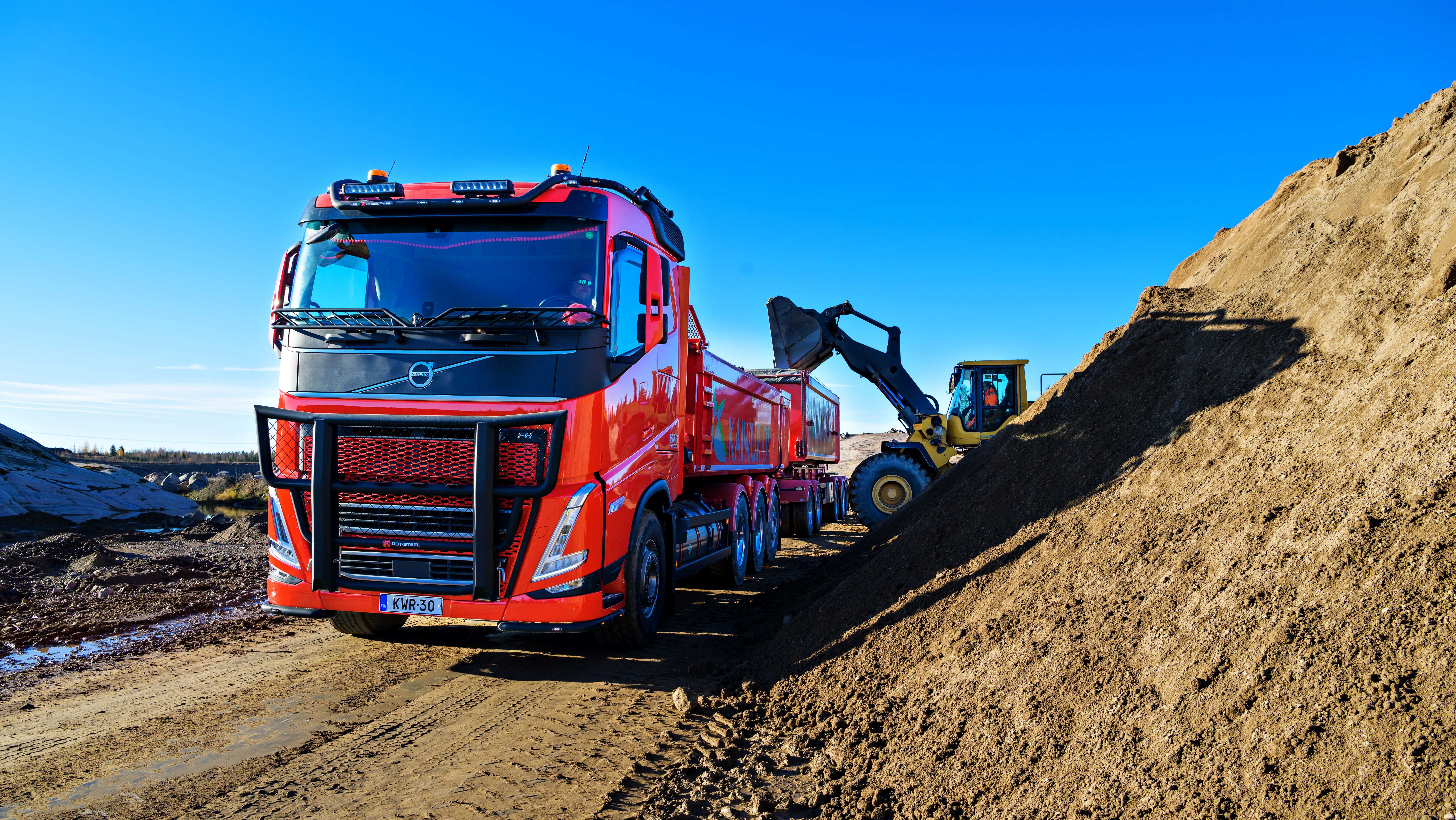 Isot tehot, pienet päästöt – biokaasulla kulkevat maansiirtoautot ovat valtti raskaita kuljetuksia tekeville yrityksille